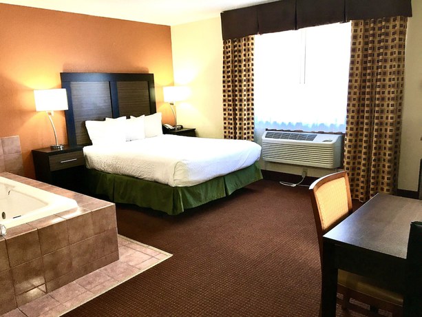 Imagen de la habitación del Hotel Days Inn And Suites By Wyndham Traverse City. Foto 4