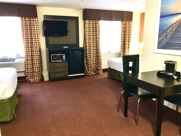 Imagen de la habitación del Hotel Days Inn And Suites By Wyndham Traverse City. Foto 6