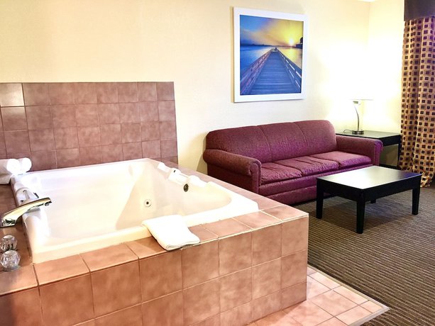Imagen de la habitación del Hotel Days Inn And Suites By Wyndham Traverse City. Foto 7
