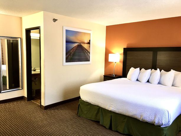 Imagen de la habitación del Hotel Days Inn And Suites By Wyndham Traverse City. Foto 8