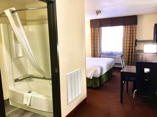 Imagen de la habitación del Hotel Days Inn And Suites By Wyndham Traverse City. Foto 9