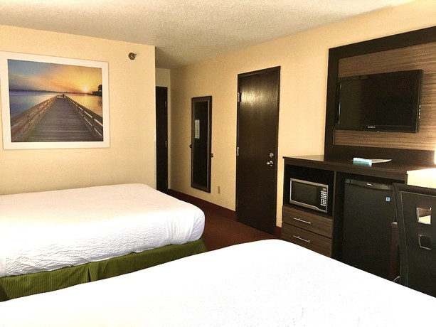 Imagen de la habitación del Hotel Days Inn And Suites By Wyndham Traverse City. Foto 10