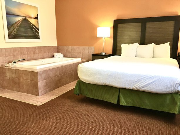 Imagen de la habitación del Hotel Days Inn And Suites By Wyndham Traverse City. Foto 12