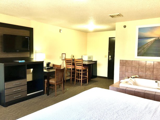 Imagen de la habitación del Hotel Days Inn And Suites By Wyndham Traverse City. Foto 14