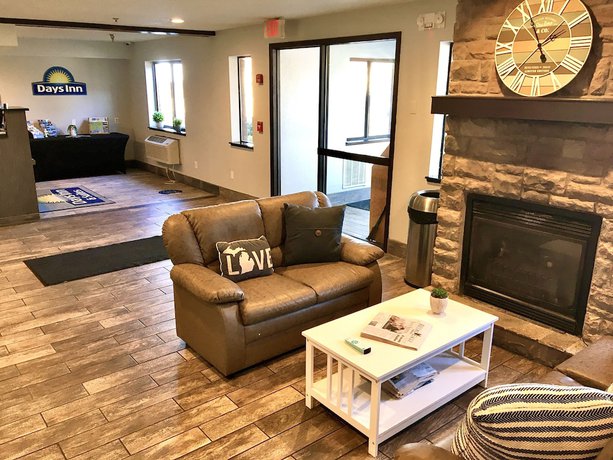 Imagen de los interiores del Hotel Days Inn And Suites By Wyndham Traverse City. Foto 20