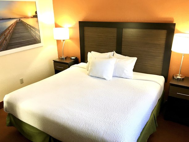 Imagen de la habitación del Hotel Days Inn And Suites By Wyndham Traverse City. Foto 15