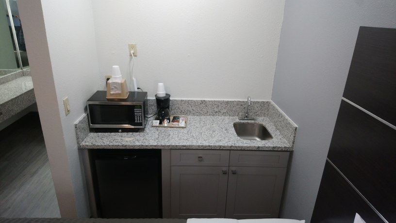 Imagen de la habitación del Hotel Days Inn And Suites By Wyndham Webster Nasa-clearlake-houston. Foto 3