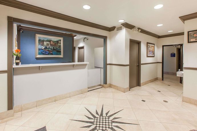 Imagen de los interiores del Hotel Days Inn And Suites By Wyndham Webster Nasa-clearlake-houston. Foto 17