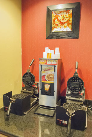 Imagen del bar/restaurante del Hotel Days Inn And Suites Lancaster. Foto 7
