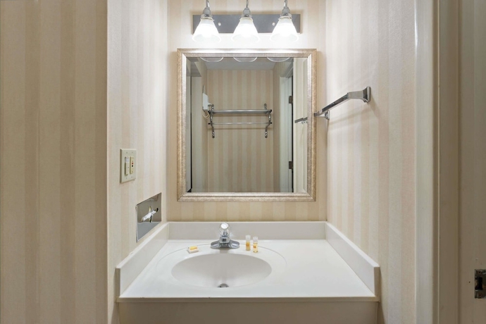 Imagen de la habitación del Hotel Days Inn And Suites Northwest Indianapolis. Foto 7