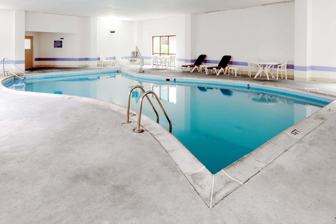 Imagen de la piscina del Hotel Days Inn And Suites Northwest Indianapolis. Foto 18