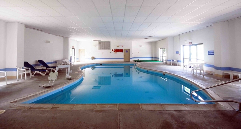 Imagen de la piscina del Hotel Days Inn And Suites Northwest Indianapolis. Foto 19