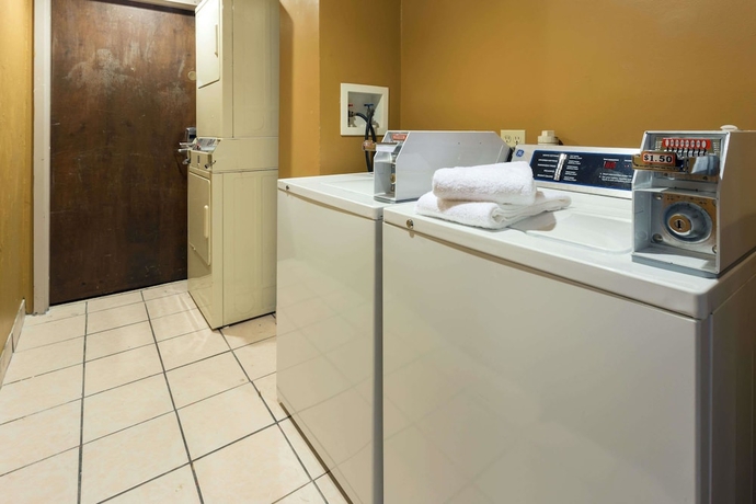 Imagen de los interiores del Hotel Days Inn And Suites Northwest Indianapolis. Foto 17