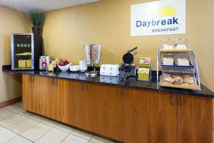 Imagen del bar/restaurante del Hotel Days Inn And Suites Northwest Indianapolis. Foto 3