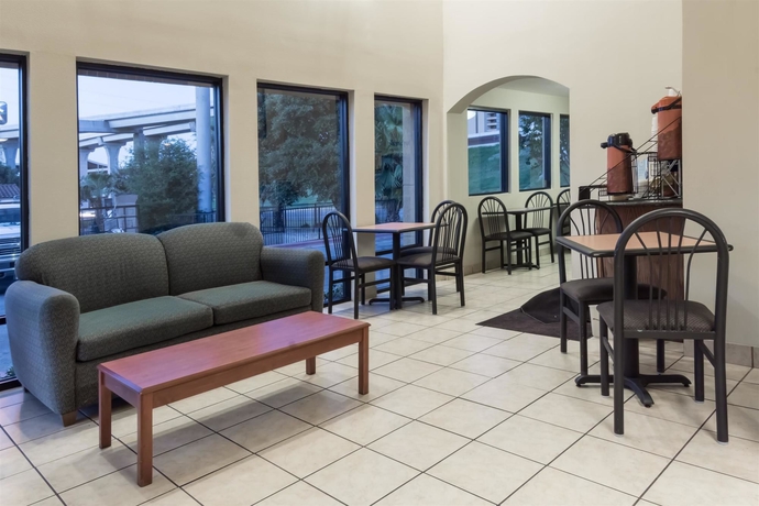 Imagen de los interiores del Hotel Days Inn Austin South. Foto 14
