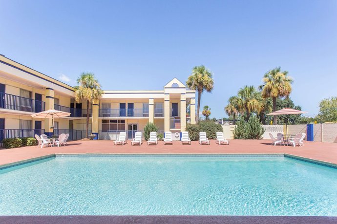 Imagen de la piscina del Hotel Days Inn By Wyndham Albany. Foto 13