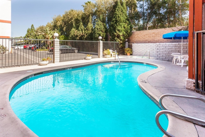 Imagen de la piscina del Hotel Days Inn By Wyndham Anaheim West. Foto 7