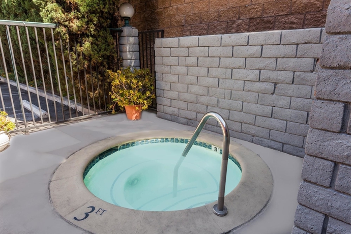 Imagen de la piscina del Hotel Days Inn By Wyndham Anaheim West. Foto 8