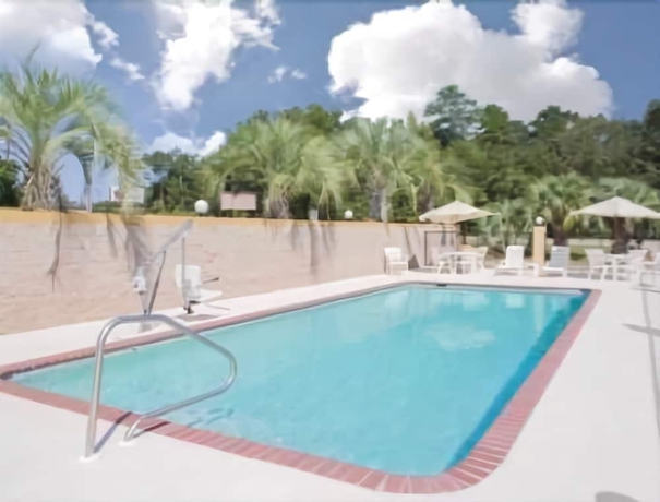 Imagen de la piscina del Hotel Days Inn By Wyndham Andalusia. Foto 9