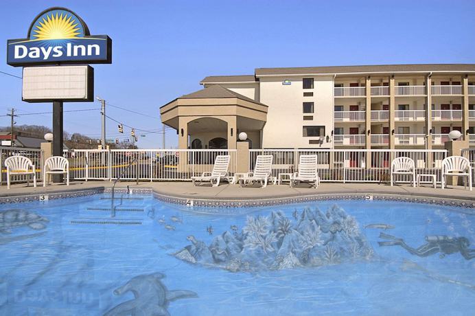 Imagen de la piscina del Hotel Days Inn By Wyndham Apple Valley Pigeon Forge/sevierville. Foto 14