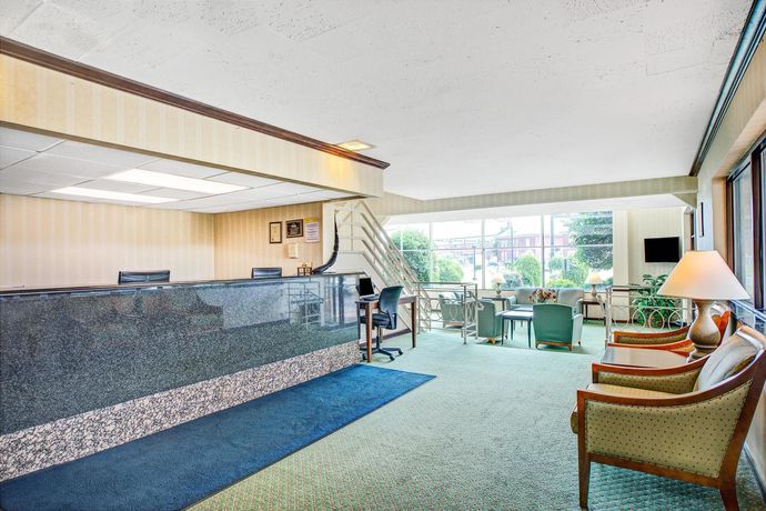 Imagen de la piscina del Hotel Days Inn By Wyndham Arlington/washington Dc. Foto 16