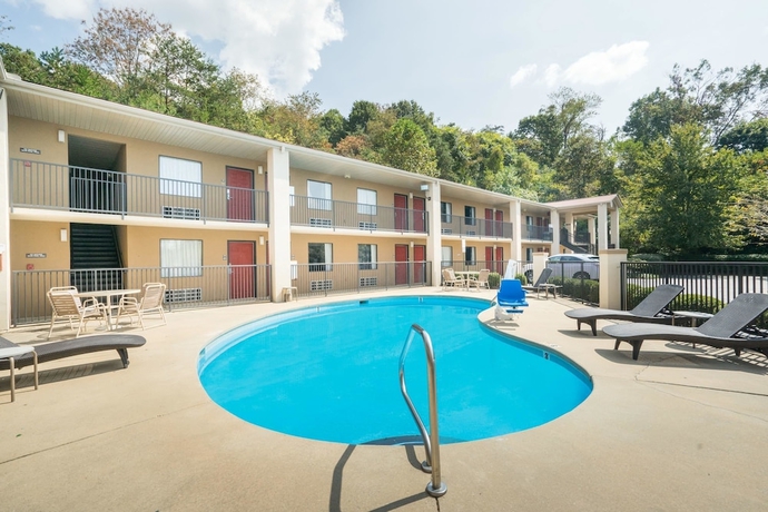 Imagen de la piscina del Hotel Days Inn By Wyndham Asheville Downtown North. Foto 15