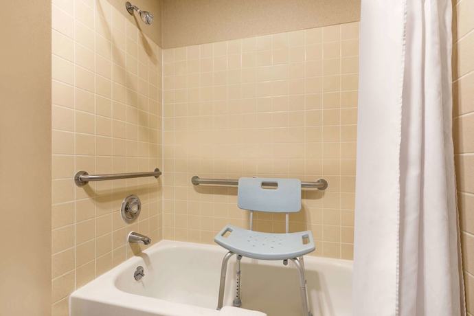 Imagen de la habitación del Hotel Days Inn By Wyndham Auburn. Foto 12