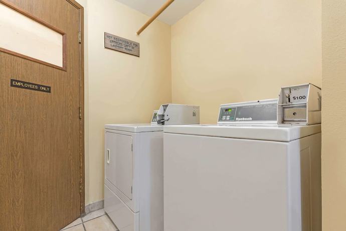 Imagen de los interiores del Hotel Days Inn By Wyndham Auburn. Foto 15