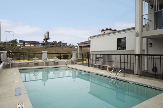 Imagen de la piscina del Hotel Days Inn By Wyndham Augusta / Fort Eisenhower. Foto 18