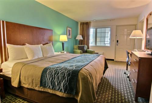 Imagen de la habitación del Hotel Days Inn By Wyndham Austintown. Foto 8