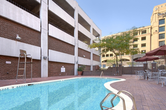 Imagen de la piscina del Hotel Days Inn By Wyndham Baltimore Inner Harbor. Foto 15