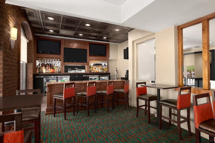 Imagen del bar/restaurante del Hotel Days Inn By Wyndham Baltimore Inner Harbor. Foto 3