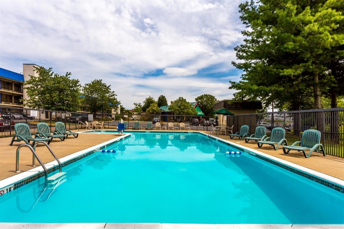Imagen de la piscina del Hotel Days Inn By Wyndham Baltimore Northwest. Foto 14