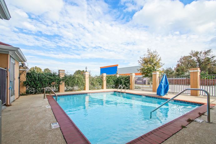 Imagen de la piscina del Hotel Days Inn By Wyndham Baton Rouge/i-10. Foto 20