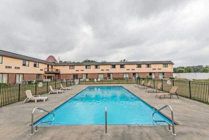 Imagen de la piscina del Hotel Days Inn By Wyndham Berlin Meriden. Foto 17