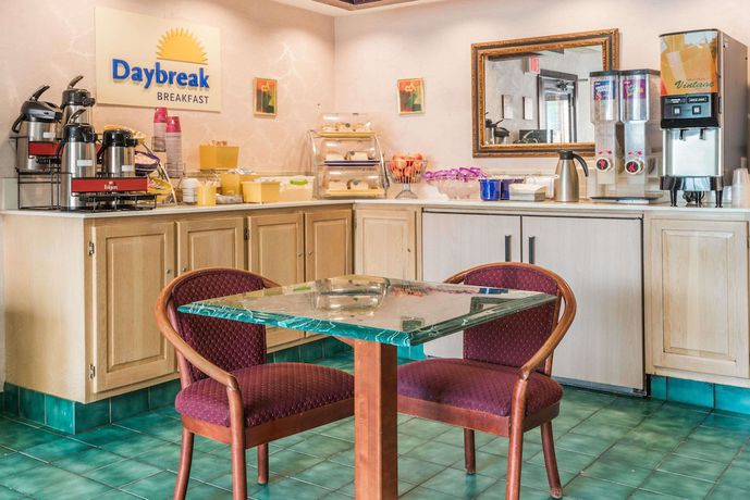 Imagen del bar/restaurante del Hotel Days Inn By Wyndham Berlin Meriden. Foto 4