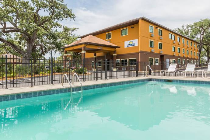 Imagen de la piscina del Hotel Days Inn By Wyndham Biloxi Beach. Foto 12