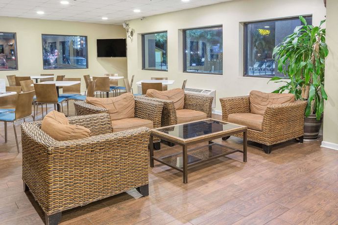 Imagen de los interiores del Hotel Days Inn By Wyndham Biloxi Beach. Foto 11