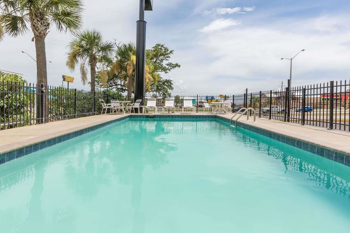 Imagen de la piscina del Hotel Days Inn By Wyndham Biloxi Beach. Foto 13