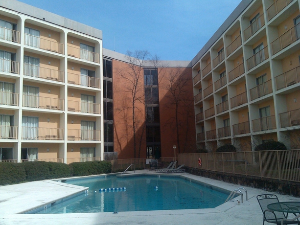 Imagen de la piscina del Hotel Days Inn By Wyndham Birmingham Vestavia Hills. Foto 8