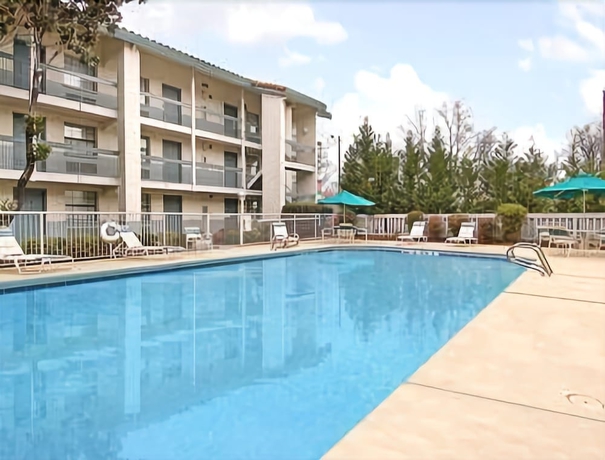 Imagen de la piscina del Hotel Days Inn By Wyndham Birmingham/west. Foto 17
