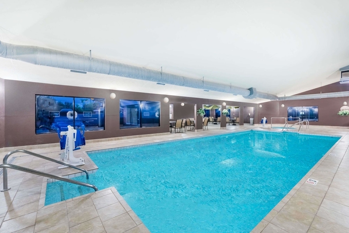 Imagen de la piscina del Hotel Days Inn By Wyndham Bismarck. Foto 18