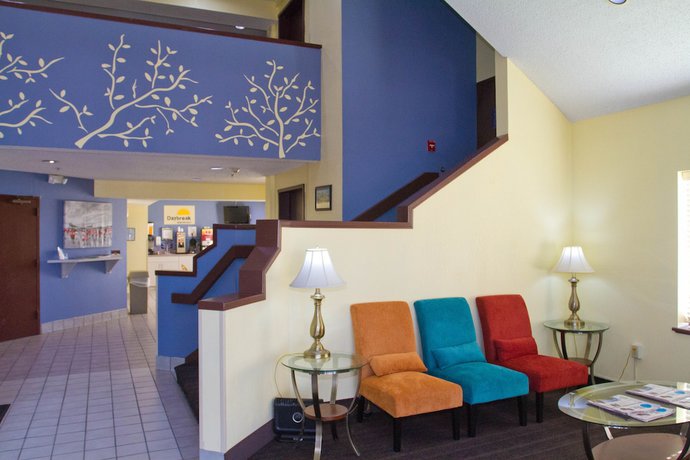 Imagen de los interiores del Hotel Days Inn By Wyndham Blue Springs. Foto 17