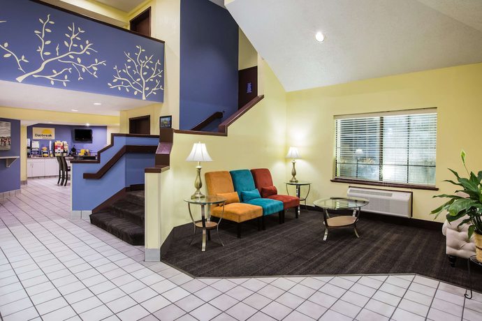 Imagen de los interiores del Hotel Days Inn By Wyndham Blue Springs. Foto 19