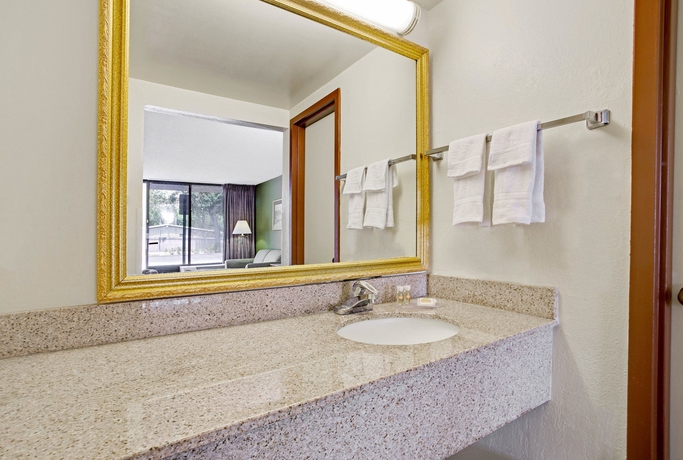Imagen de la habitación del Hotel Days Inn By Wyndham Bradenton - Near The Gulf. Foto 2