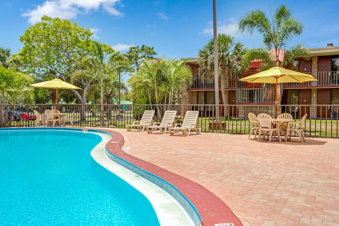 Imagen de la piscina del Hotel Days Inn By Wyndham Bradenton - Near The Gulf. Foto 10