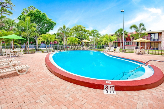 Imagen de la piscina del Hotel Days Inn By Wyndham Bradenton - Near The Gulf. Foto 11