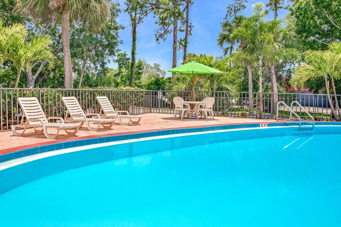 Imagen de la piscina del Hotel Days Inn By Wyndham Bradenton - Near The Gulf. Foto 12