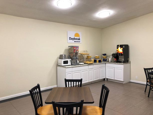 Imagen del bar/restaurante del Hotel Days Inn By Wyndham Brawley. Foto 3