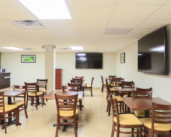 Imagen del bar/restaurante del Hotel Days Inn By Wyndham Brooklyn Borough Park. Foto 4